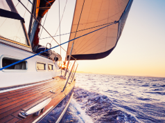 להפליג ביאכטה עם הבוס