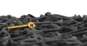 12 יתרונות למיומנות הבחנה של עובד בפרטים הקטנים בשילוב AI