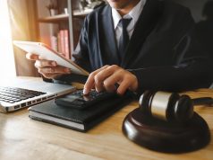 למרות שפוטרה בשל פגיעה באמון, על המעסיק לשלם פיצויים וזכויות נוספות