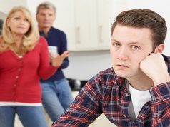 סליחה, אמא שלי יכולה לבוא איתי לראיון העבודה? הורים מתערבים בקריירה