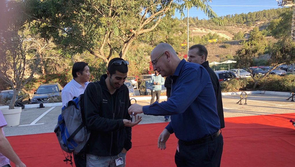 העצמת חווית עובד: ללחוץ את ידי העובדים