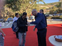 העצמת חווית עובד: ההנהלה הגיעה ללחוץ את ידי העובדים ששברו שיא מכירות העצמת חווית עובד: ללחוץ את ידי העובדים