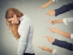 איך לטפל בתלונות על התעמרות והטרדה לפני תשלום פיצויי עתק והרס מוניטין התעמרות בעבודה