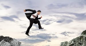 7 הגורמים ל'דילוג' של עובדים מתעשייה לתעשייה ולהמצאת עצמם מחדש