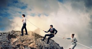 איך חברות אמיצה בין עובדים במקום העבודה מגבירה פרודוקטיביות וביצועים חברות במקום העבודה