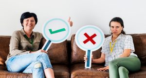 לעודד את העובדים לשאול ולאתגר את המנהל או לדרוש נאמנות וצייתנות עיוורת