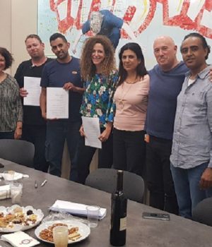חתימת ההסכם באסם. צילום: דוברות ההסתדרות חתימת ההסכם באסם. צילום: דוברות ההסתדרות