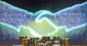 איך שקיפות בשכר משנה את המירוץ אחר טלנטים מבוקשים ולמה היא חרב פיפיות