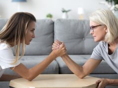 זה הזמן להכיר בעובדות: עובדים מבוגרים הם כרגע הפתרון היחיד למחסור בעובדים