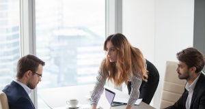 דילמת מנהלי דרג הביניים: דרישות ההנהלה הבכירה מול דרישות העובדים