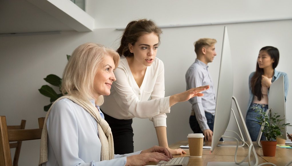 מנהל צעיר עובד מבוגר