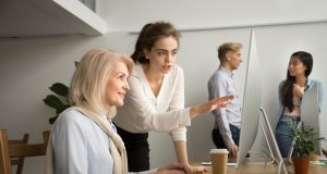 הבוס צעיר מהעובד: קידום צעירים למנהלים של עובדים בעלי ותק רב משלהם