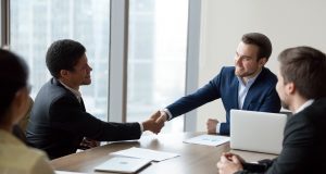 עקרונות הניהול הנכון למנהל צעיר שכפיפים לו עובדים בעלי יותר ותק