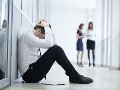 שלושה שלבים לשיפור קליטת עובד חדש שחש הדרה חברתית