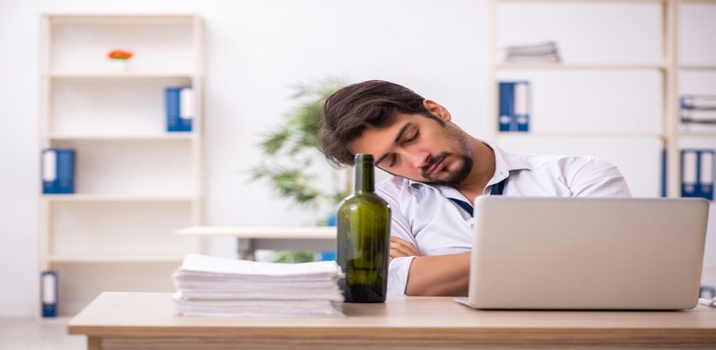 Young,Alcohol,Addicted,Employee,Sitting,In,The,Office