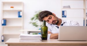 איך לנהל טלנט מוכשר במיוחד שהוא גם אלכוהוליסט בתפקוד גבוה