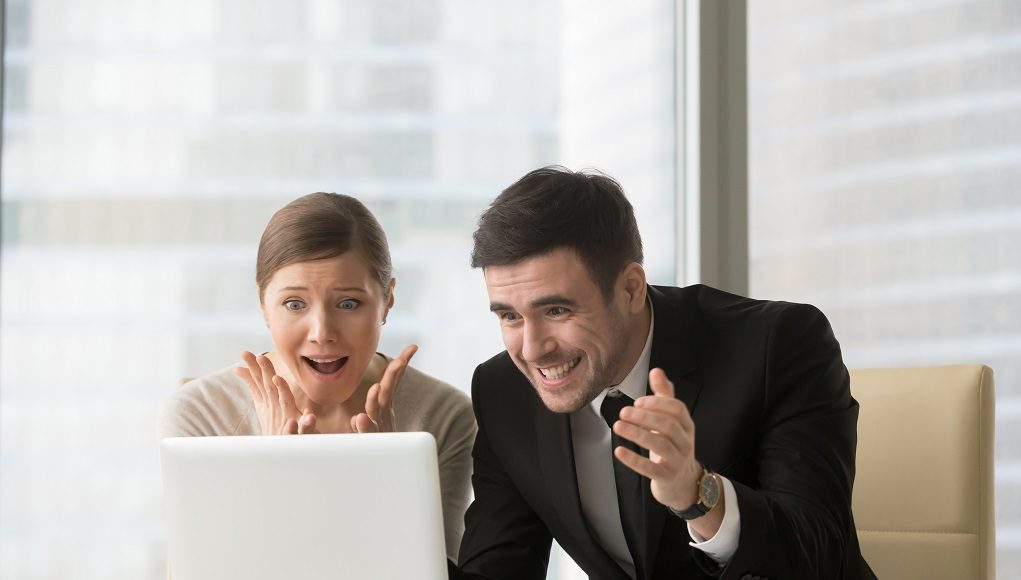 עובדים מופתעים מול מחשב