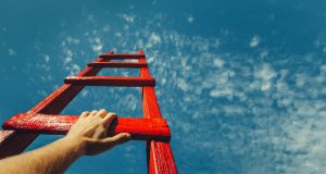 הטבות שיש לתת לעובד ותיק בעקבות מינוי מנהל פחות ותיק, מעליו