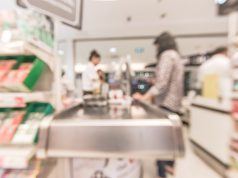 תבע ופוצה חלקית: גבר שלא התקבל לעבודה כקופאי באמתלה של עבודה לנשים בלבד עבודת קופאי