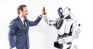 רובוט עובד עם אדם