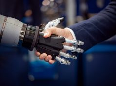 רובוטים ועובדים אנושיים עובדים יחד