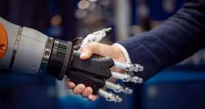 רובוטים ועובדים אנושיים עובדים יחד