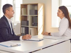 האם לגייס מומחים בכל תחומי העיסוק של החברה או בעלי יכולת למידה מהירה