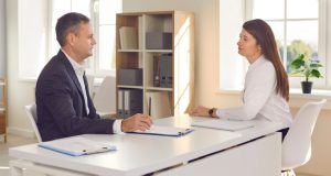 האם לגייס מומחים בכל תחומי העיסוק של החברה או בעלי יכולת למידה מהירה