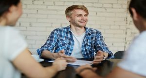 8 נורות אדומות בראיונות עבודה בעידן הבינה מלאכותית