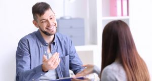 נורת אזהרה או הזדמנות: איך לבחון מועמד ש'קופץ' מארגון לארגון