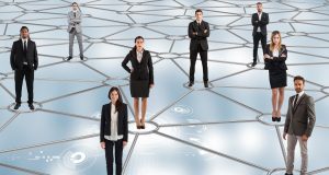 איך ישפיע המעבר למבנה ארגוני שטוח על תפקידם של מנהלי דרג הביניים