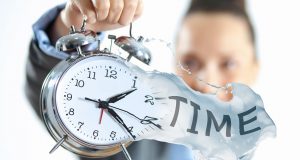 האם שיחה קצרה של המנהל עם העובד מחוץ לשעות העבודה מהווה שעות נוספות